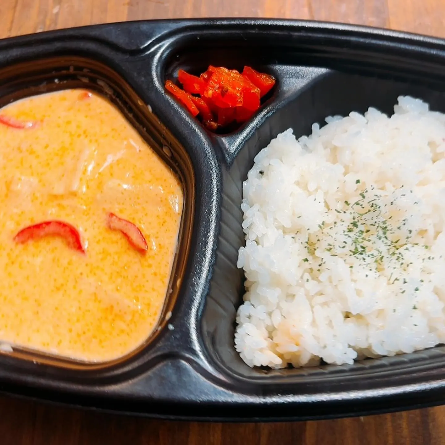 日替りは【レッドカレー弁当】です
