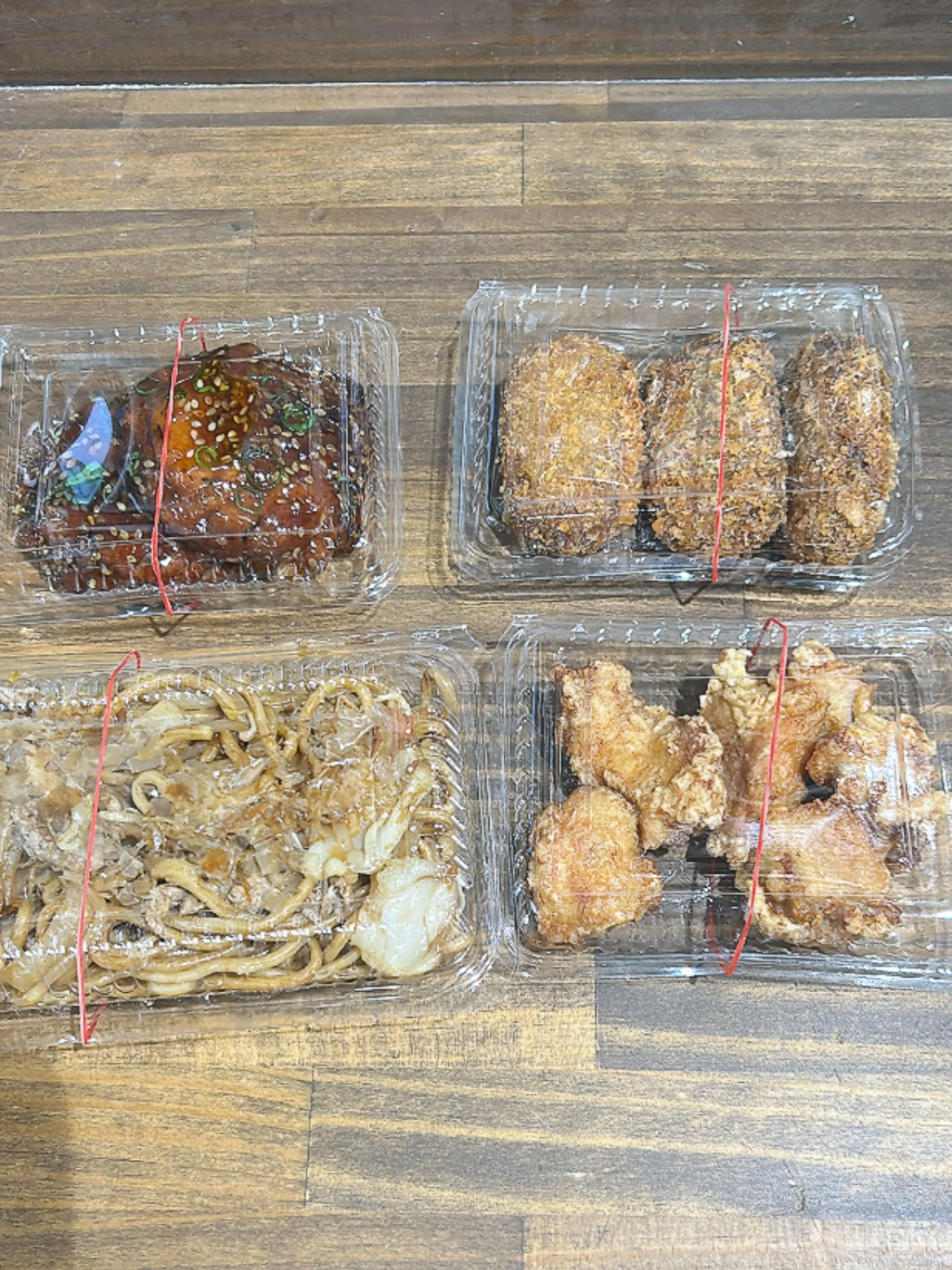 自動販売機におかずを数種類いれています！